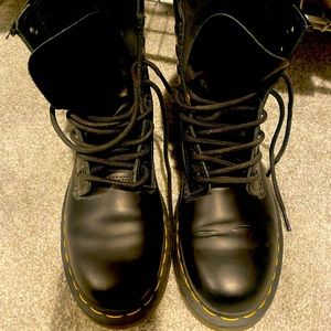 (Like New) 1460 WOMEN'S SMOOTH LEATHER LACE UP BOOTS
